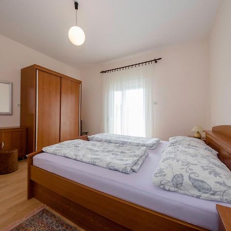 Apartments By The Sea Supetarska Draga - Donja, Rab - 11769 Стая снимка