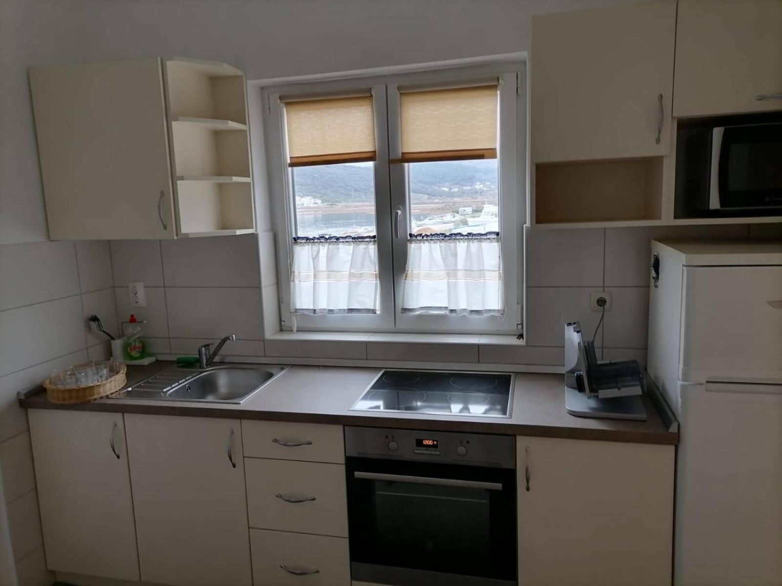 Apartments By The Sea Supetarska Draga - Donja, Rab - 11769 Стая снимка