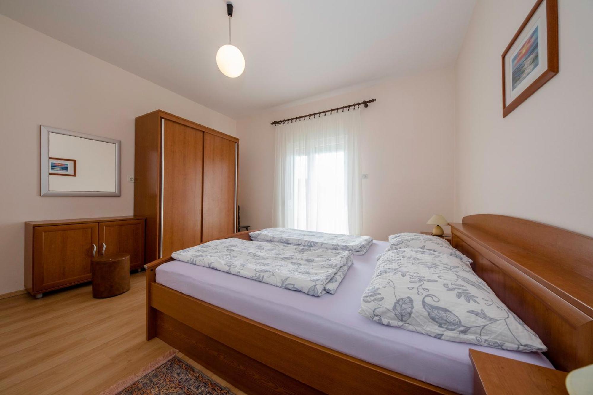 Apartments By The Sea Supetarska Draga - Donja, Rab - 11769 Стая снимка