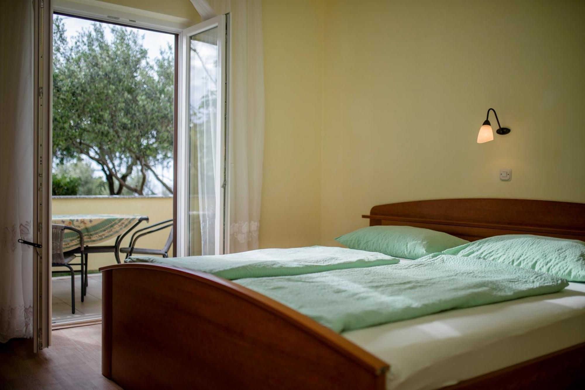 Apartments By The Sea Supetarska Draga - Donja, Rab - 11769 Стая снимка